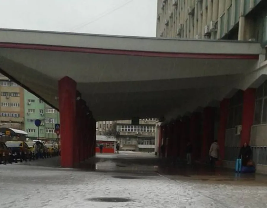 Foto Trotuarele, adevãrate patinoare pentru craioveni