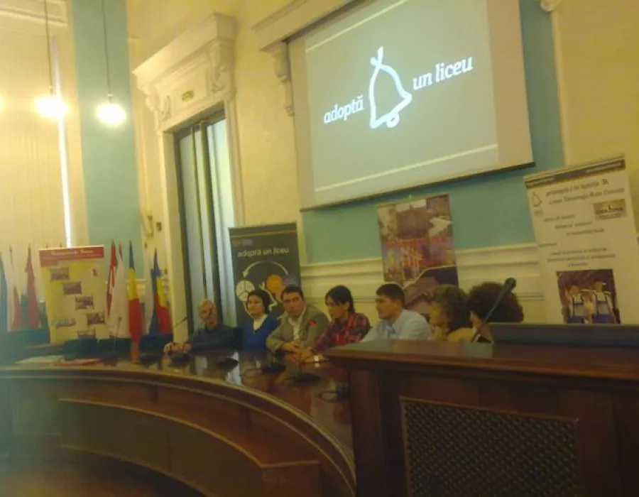 Foto Studenţii craioveni mediteazã elevii Liceului Auto