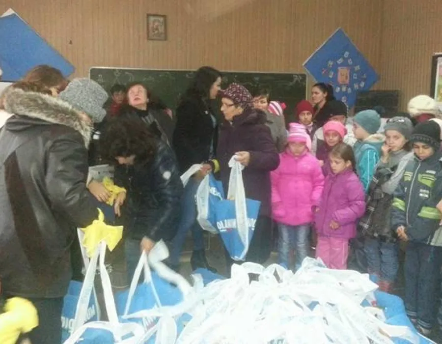Foto Politicienii au început să împartă cadouri de Crăciun