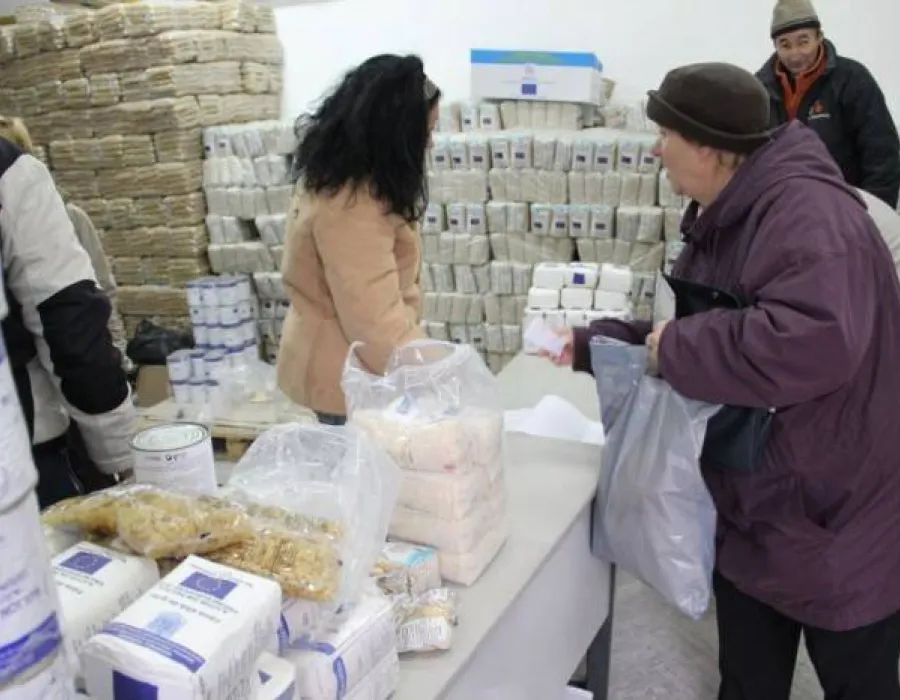 Foto Azi se reia repartizarea alimentelor de la Primărie