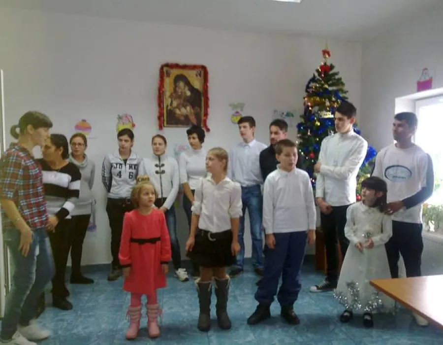 Foto Elevii de la Colegiul «Carol» au fost «Moş Crăciun» pentru ei