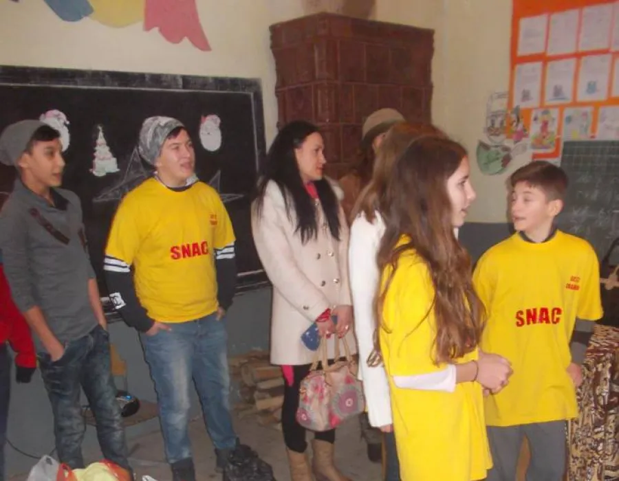 Foto Elevii de la Şcoala «Decebal», Moş Crăciun pentru alţi copii