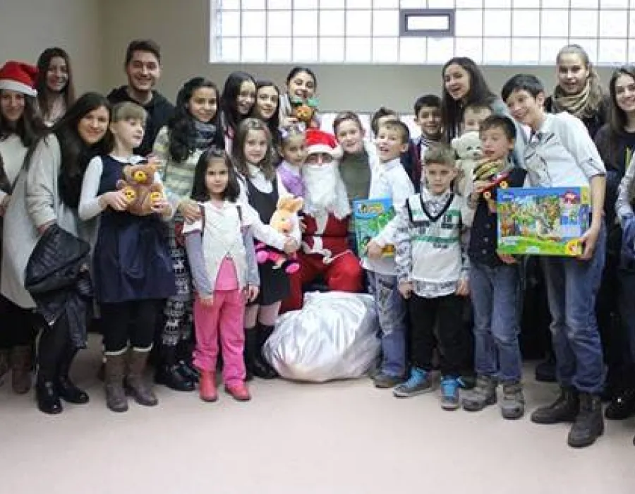 Foto Serbări şi daruri, pentru copiii centrelor sociale «Best Life» şi «Aripi de Lumină»