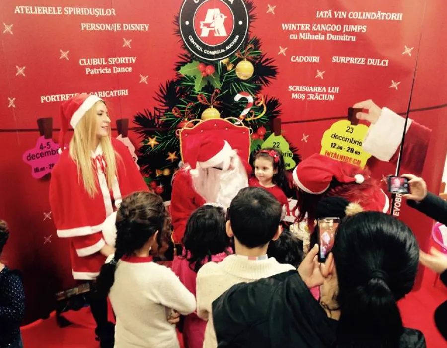 Foto Sute de copii s-au întâlnit cu Moş Crăciun la Centrul Comercial AUCHAN Craioviţa