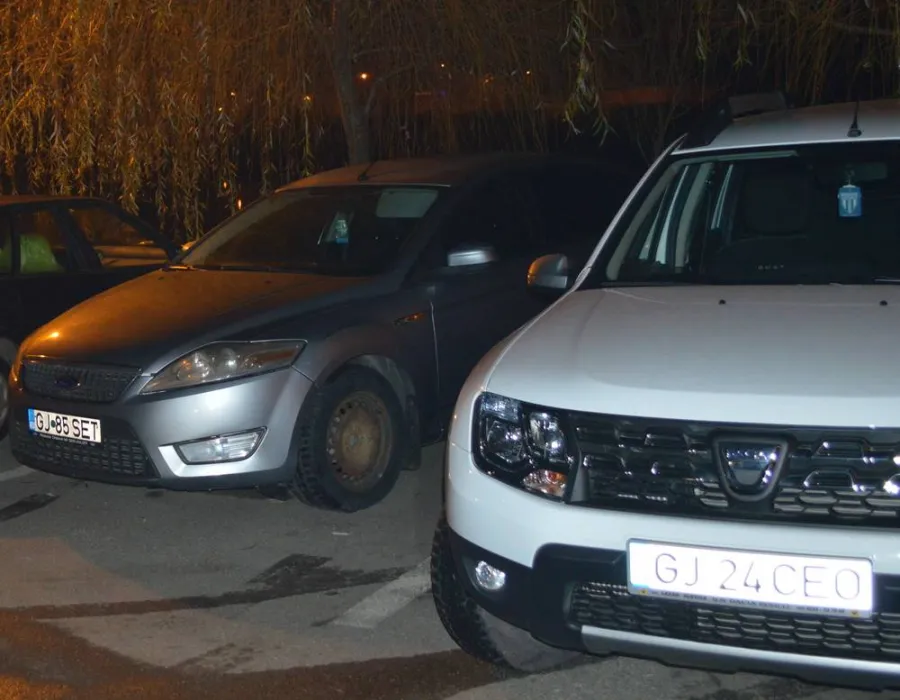 Foto 2.000 de angajaţi, daţi afară. Şefii chefuiesc