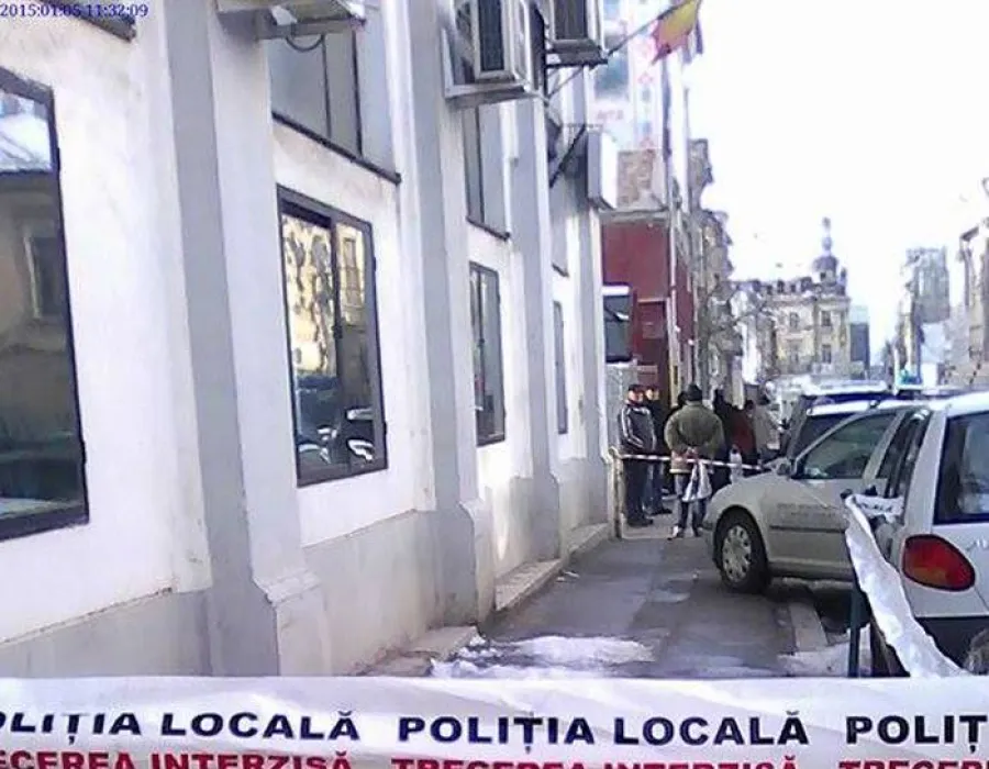 Foto Cade gheaţa de pe clădiri!