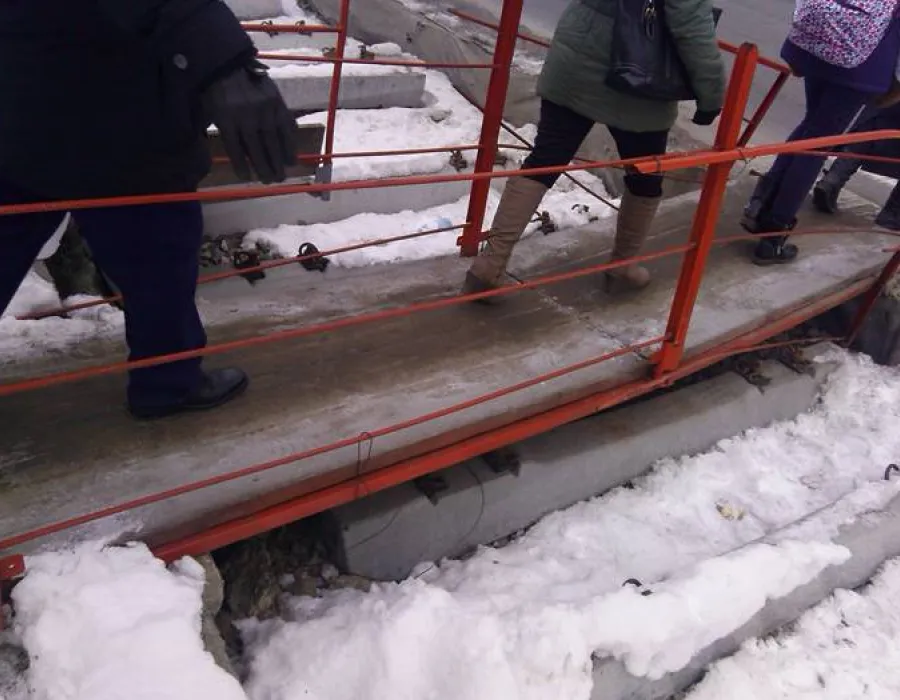 Foto Podeţele de pe Calea Bucureşti - un pericol pentru cetăţeni