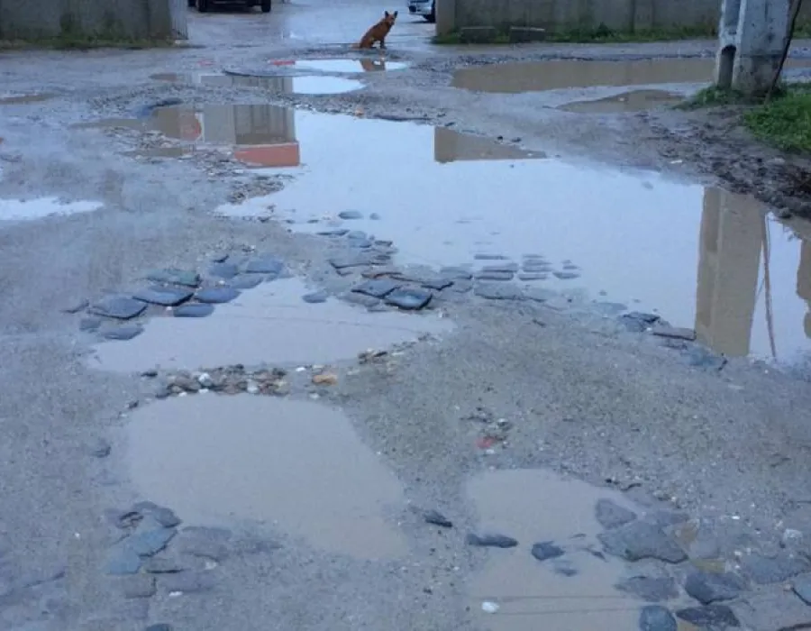 Foto Străzile arată deplorabil, lucrările sunt în grafic