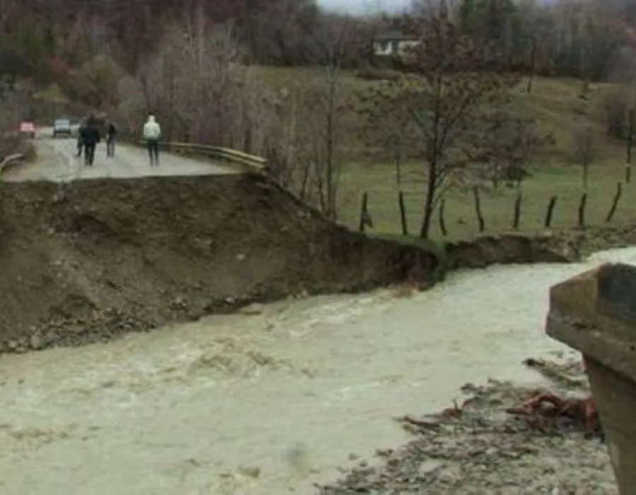 Foto Peste o sută de familii izolate, după scufundarea unui drum