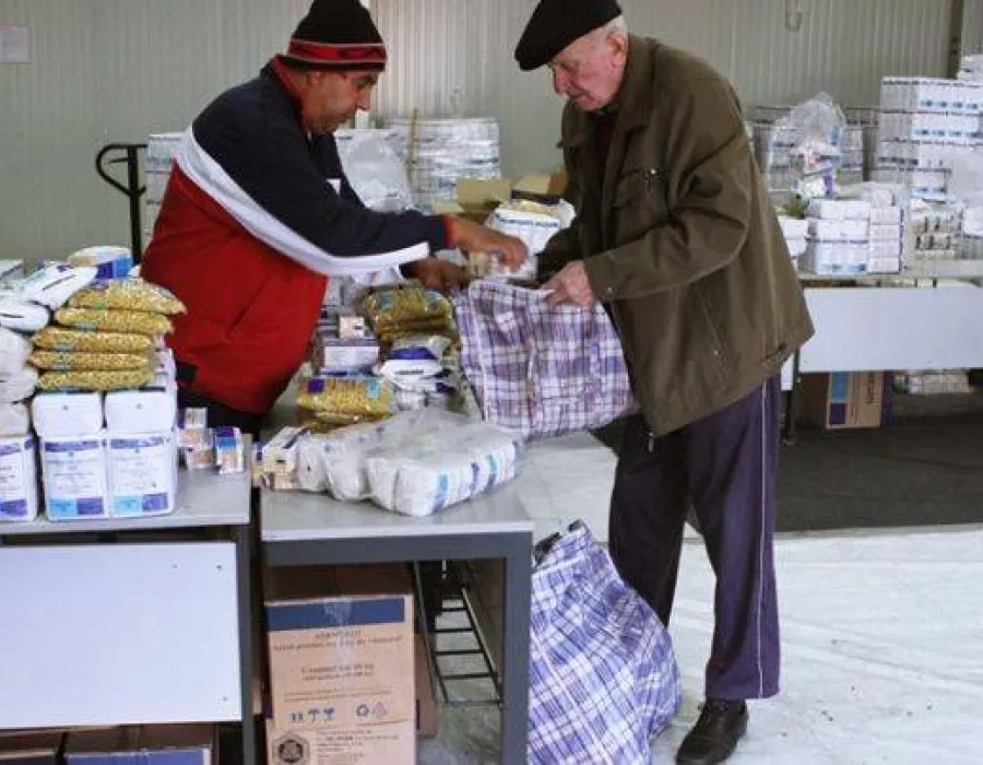 Foto Azi, începe distribuirea alimentelor pentru persoanele defavorizate