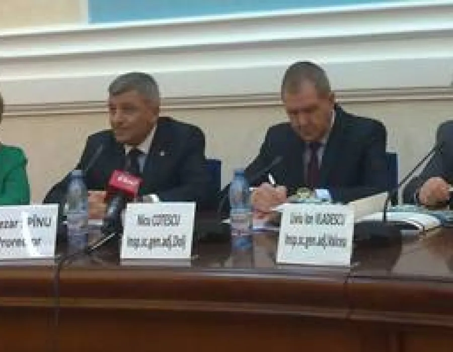 Foto Protocol între Universitatea din Craiova şi patru inspectorate şcolare din Oltenia  - SEMNAT