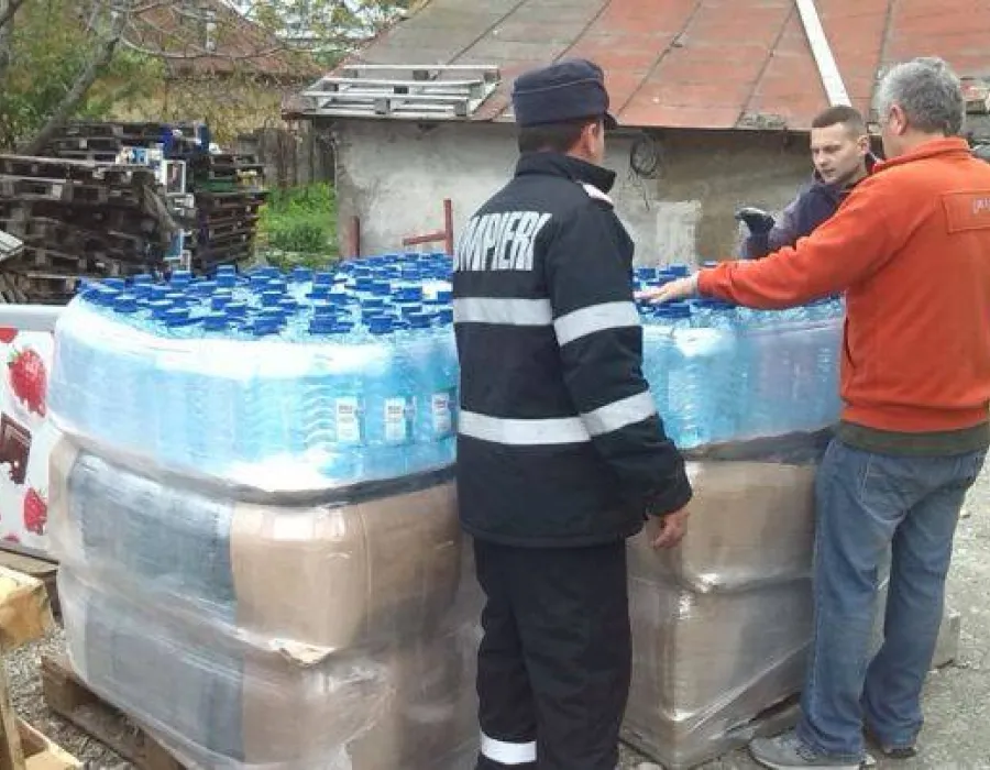 Foto Doljenii din Leu primesc apă de la pompieri