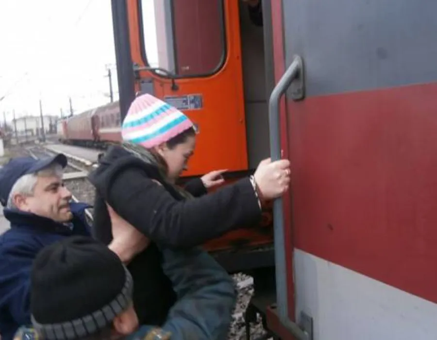 Foto Urcaţi pe braţe în tren