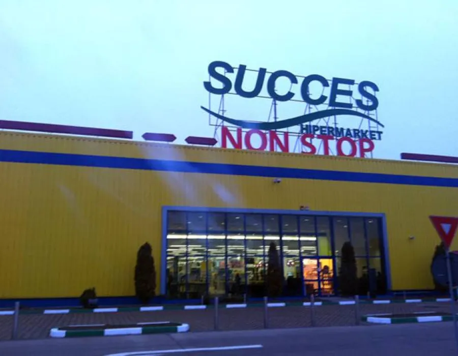Foto Două banci cer insolvenţa SUCCES
