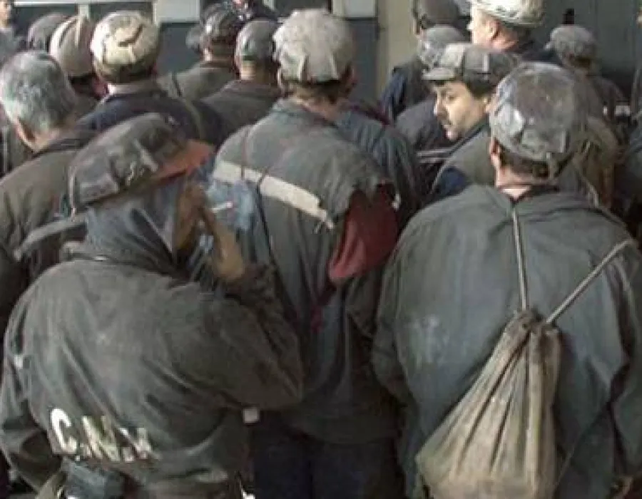 Foto Minerii, supravegheaţi de jandarmi