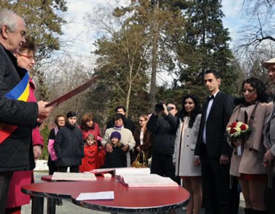 Foto Îndrăgostiţii se pot căsătorii de Sf. Valentin şi Dragobete