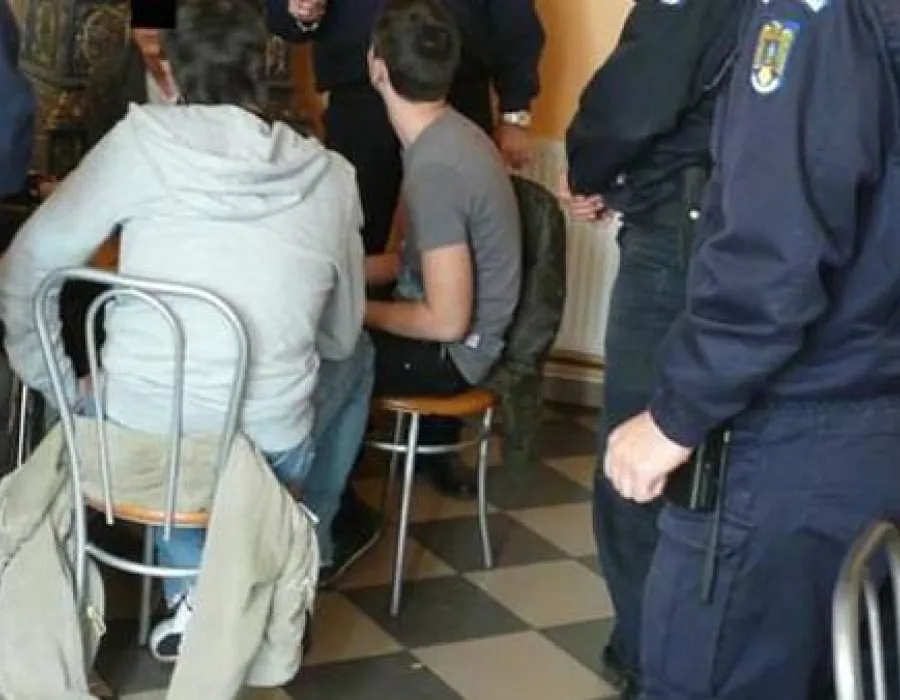 Foto Absenteismul şcolar combătut de poliţiştii olteni