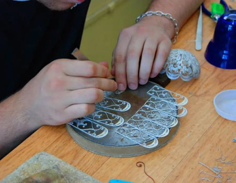 Foto Atelier de ţesut manual costume populare, într-o comună vâlceană