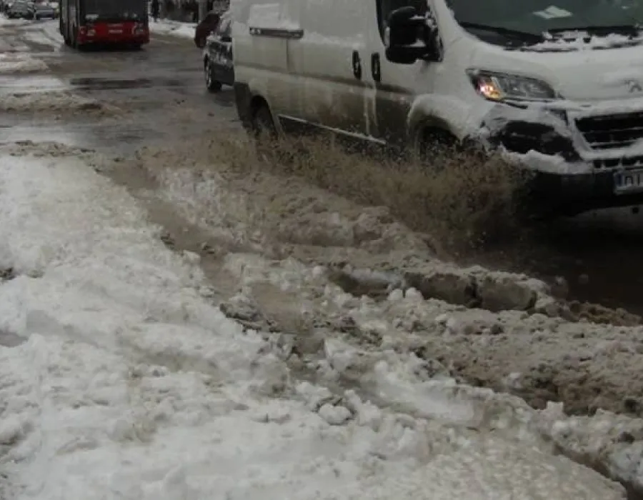 Foto O noapte de ninsoare: Trafic ingreunat si accidente