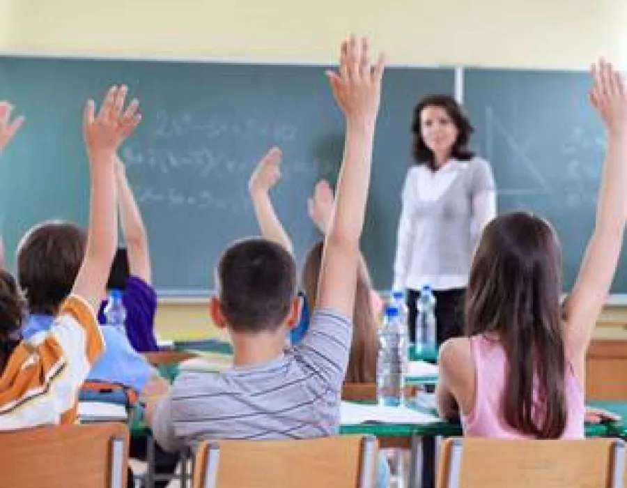 Foto Elevii şi preşcolarii se întorc la şcoală