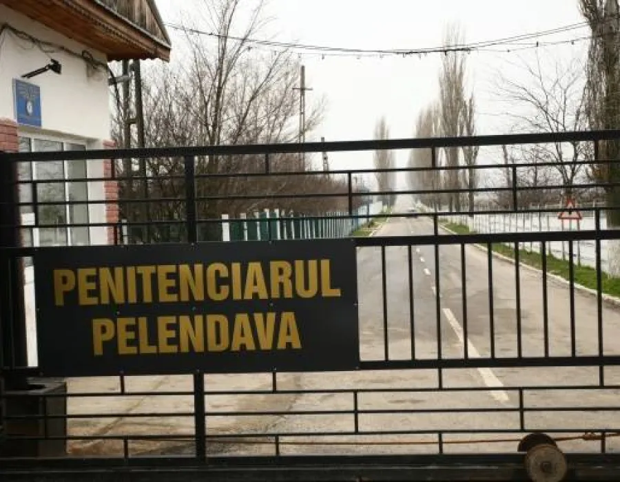 Foto Cazaţi în două foste grajduri, expuşi îmbolnăvirii cu TBC