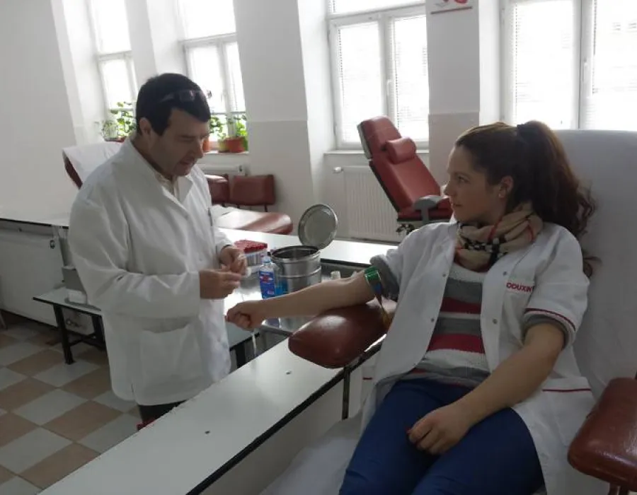 Foto Elevii Şcolii Postliceale EDUNET au donat sânge