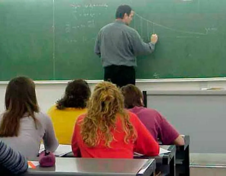 Foto Profesorii vâlceni, fără bani de navetă