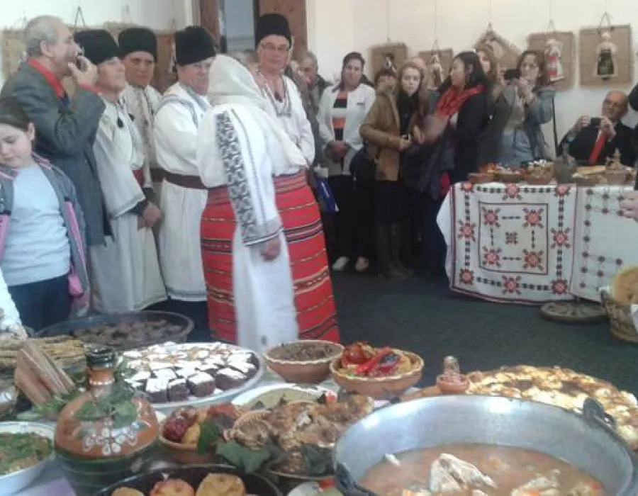 Foto Bucate tradiţionale şi costume populare unicat, la Galeriile «Cromatic»