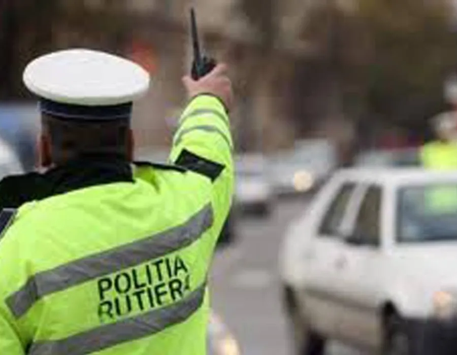 Foto Poliţiştii acţionează pentru prevenirea evenimentelor rutiere negative