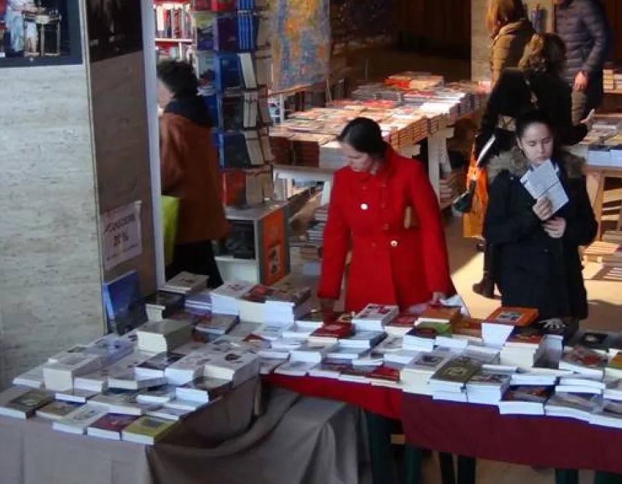 Foto Dăruieşte o carte pentru bucuria unui copil