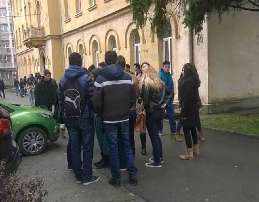 Foto Au vrut să copieze şi la simularea examenului de bacalaureat