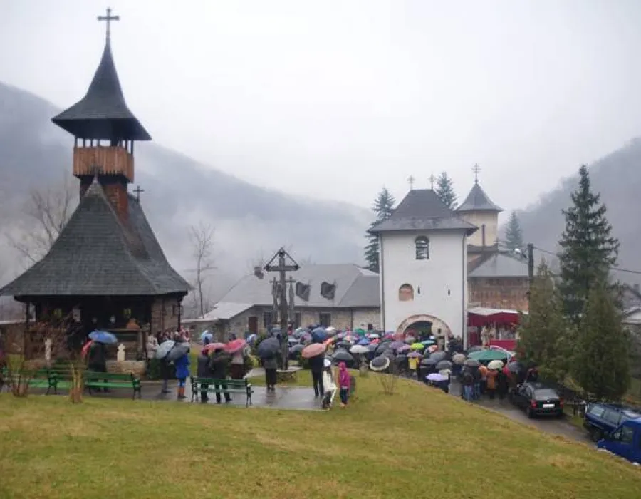 Foto Slujiri arhiereşti la 3 mănăstiri mehedinţene