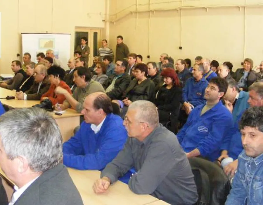 Foto Salariaţii de la Combinatul de apă grea, protest spontan