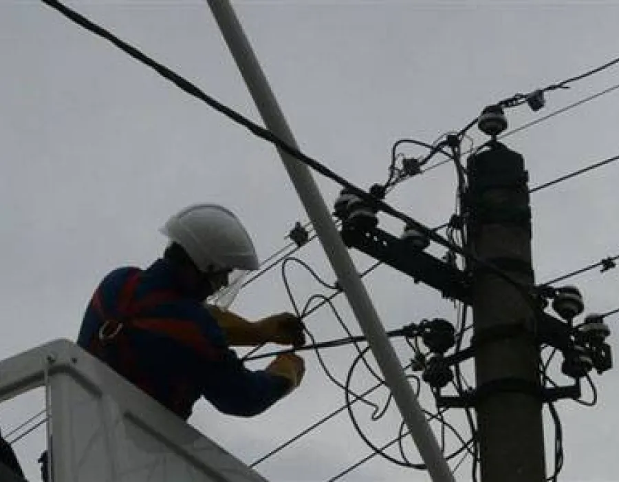 Foto Aproape 6.000 de oameni, fără energie electrică