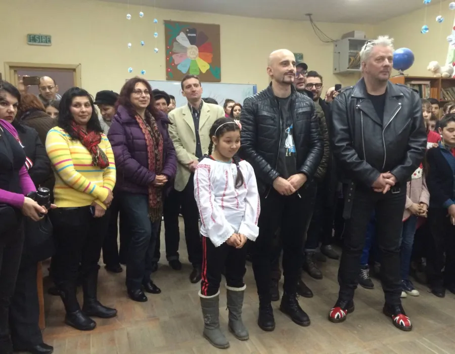 Foto O fetiţă din Dolj s-a trezit cu Voltaj la uşă