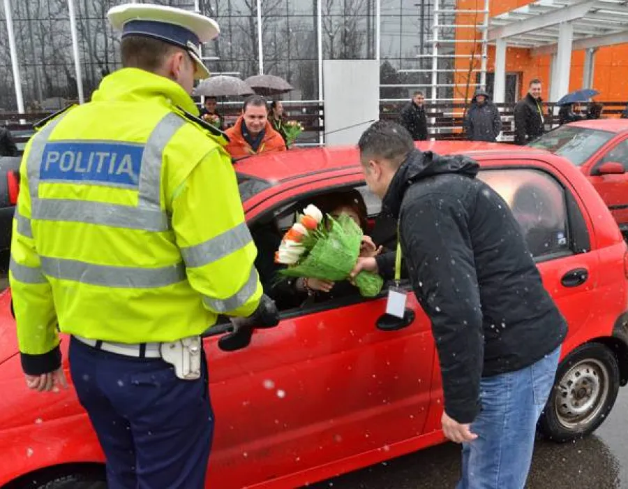 Foto Şoferiţe „sancţionate” cu flori  de poliţiştii rutieri
