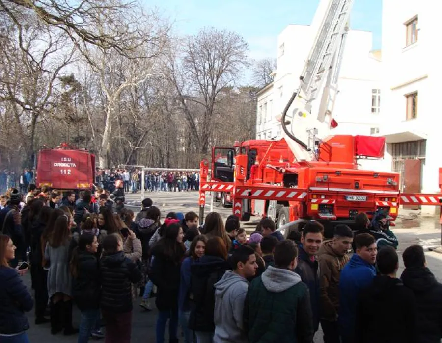 Foto Dezastru la un liceu din Severin