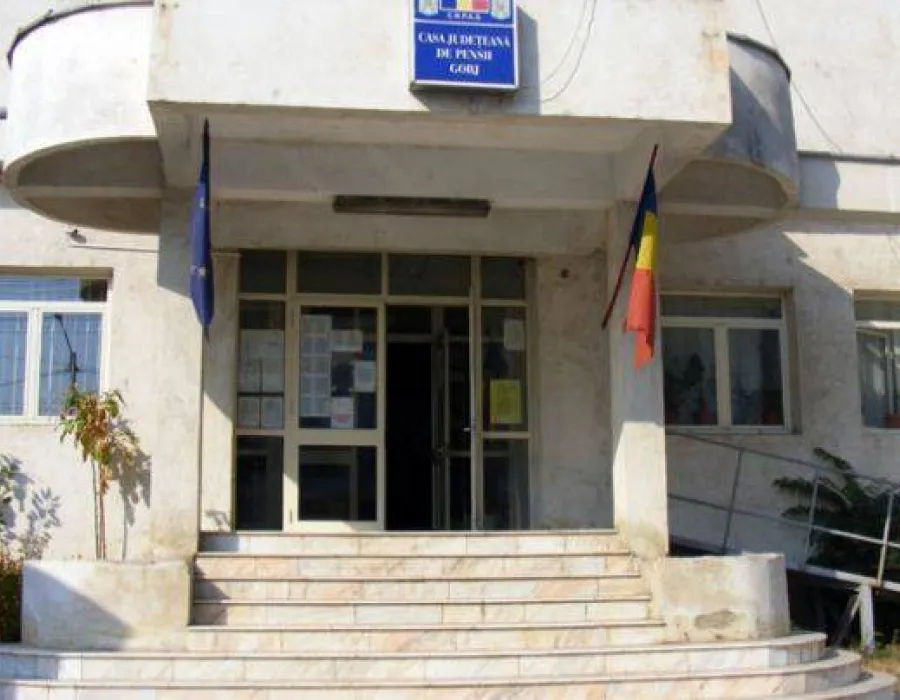 Foto Pensionarii îşi primesc biletele de tratament