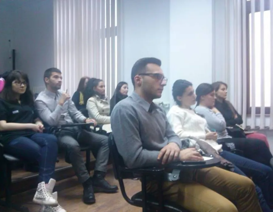 Foto Tinerii, interesaţi de afaceri