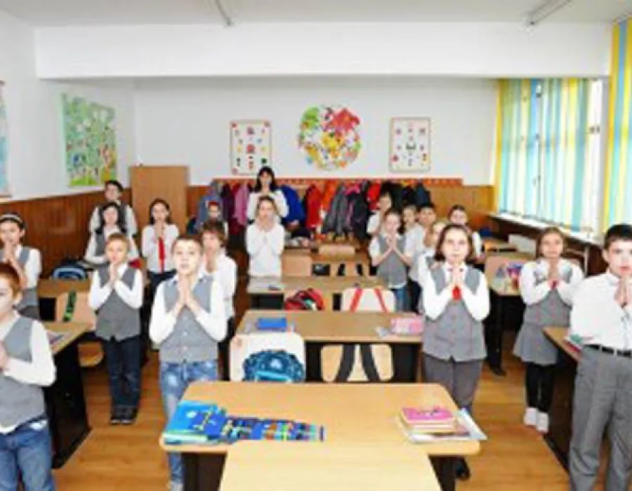 Foto 95% dintre elevii doljeni vor la ora de religie