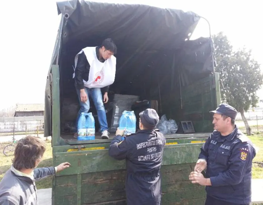 Foto Doljenii din Zănoaga primesc în continuare apă de la Crucea Roşie