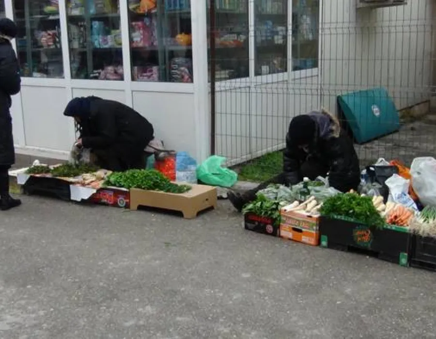 Foto Bătrânii din pieţe: “Vindem, ce putem, urzici, leurdă, busuioc, să ne câştigăm traiul”