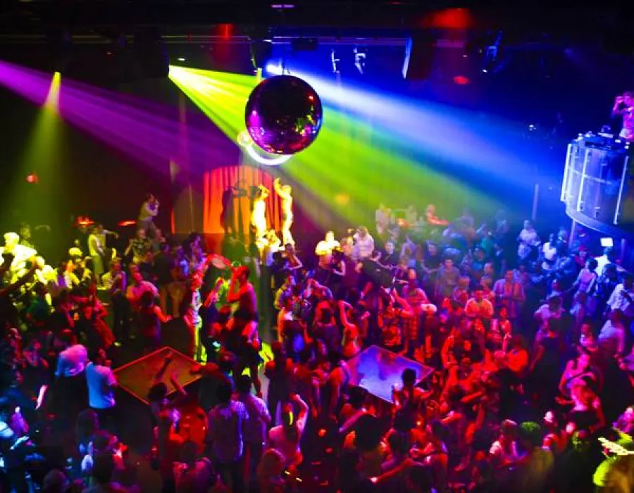 Foto Minorii, în club doar cu părinţii!