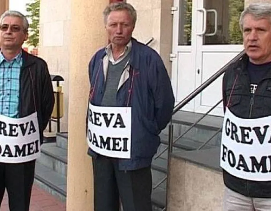 Foto 14 angajaţi CEO au intrat în greva foamei