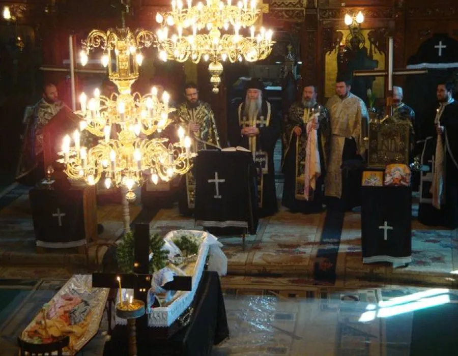 Foto Părintele Ilie Ursu a fost înmormântat la Orşova