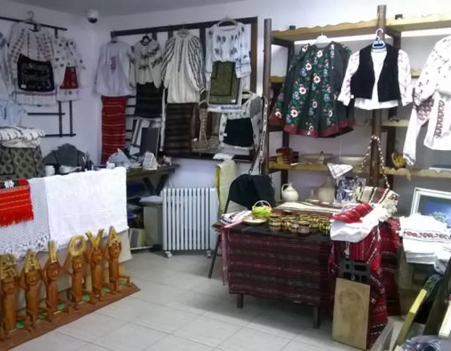 Foto Comori din lada de zestre în magazinul Muzeului Olteniei