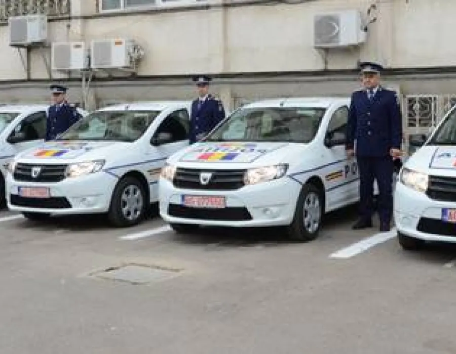 Foto Maşini noi pentru poliţiştii doljeni