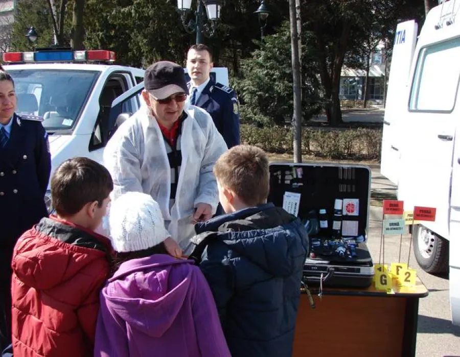 Foto Ziua Poliţiei cu mascaţi, standuri cu arme şi criminalişti