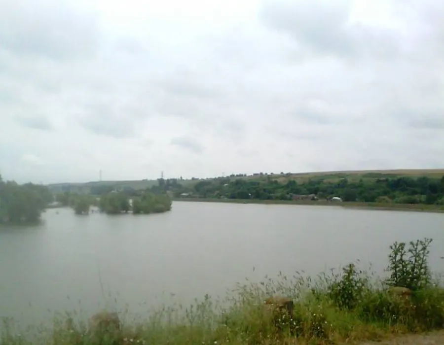 Foto Casele din Ciutura, în pericol să se scufunde