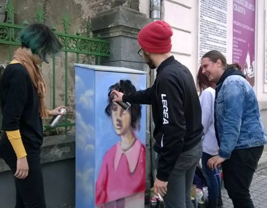 Foto Tinerii craioveni continuă să înfrumuseţeze Craiova